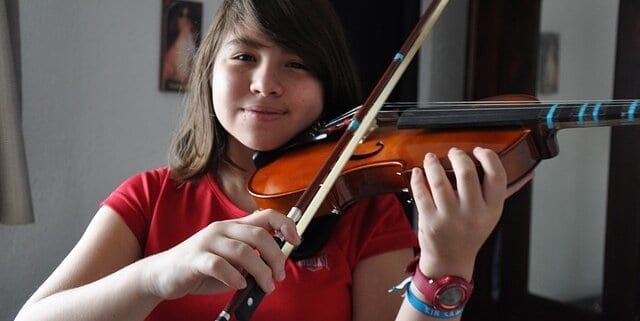 girl taking violin lesson online